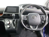 運転席から見たハンドルダッシュまわりになります。