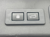 【パワーバックドア】スマートキーや運転席のボタンを押すだけでリアゲートが自動で開閉します!荷物を持っている時や、高い位置にあるバックドアを閉める際に便利な機能です♪