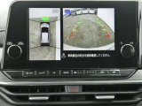全周囲カメラで、クルマを上空から見下ろしているかのような映像を映し出します。周囲の状況がひと目でわかります!