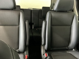 車外に出なくても運転席から3列目シートまで移動が可能です。子育てや荷物が多いときなど利便性が高いです
