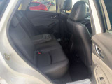 大切な友人を招きたくなる、落ち着きのある快適な後部座席です。A calm and cozy rear seat perfect for your friends.