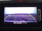 【バックカメラ】運転が苦手な方も車庫入れラクラクです!ギアをリバースに入れれば自動的に切り換わりますので、面倒な操作は不要です♪狭い駐車場もお車を傷つけず安心ですね!