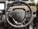 ハンドルにHondaセンシング系のクルーズコントロールやレーンキープアシストなどのスイッチと、オーディオの操作スイッチが装備されています。ハンドルから手を離さず安全に操作できます。