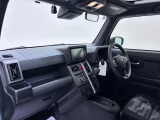 ダイハツのお店では、ダイハツ車を知り尽くしたプロフェッショナルが、専用の診断機器を使って各システムを点検しております。