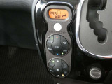 フロントオートエアコン装備ですので常にお好みの温度に調整ができ車内を快適な空間に保ってくれます。