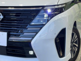 【LEDヘッドライト】悪天候や夜間走行時も良好な視界を確保し安心して運転できる高輝度LEDヘッドライトを装備!点灯速度が早く、消費電力も抑えられています。