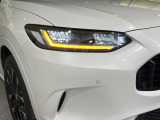 【LEDヘッドライト】悪天候や夜間走行時も良好な視界を確保し安心して運転できる高輝度LEDヘッドライトを装備!点灯速度が早く、消費電力も抑えられています。