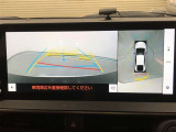 【パノラミックビューモニター(床下透過表示機能付)】クルマを上から見たような画像をディスプレイに表示し、運転席から確認しにくい箇所も確認できます。車両直下及びタイヤ付近のアンダーフロアの確認も可能です