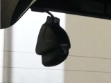 この車にはリアにもドライブレコーダーを装備しております◆映像・音声などを記録する自動車用の装置です。 もしもの事故の際の記録はもちろん、旅行の際の思い出としてドライブの映像を楽しむことができます。