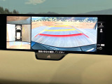 【マルチテレインモニター】車のフロントやサイドのカメラ画像を同時にモニター表示することで、悪路や狭い道を走行時でも周囲の状況確認ができ安心!本格SUVにうれしい装備です♪