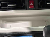 手の届くところにスマートフォンが置けるインパネセンタートレイ