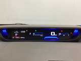 デジタル表示のスピードメーターとタコメーターを大きく配した見やすいメーター部になっています。左側のインフォメーション画面でオドメーターや燃費などの情報を確認できます。