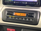 【オートエアコン】一度お好みの温度に設定すれば、車内の温度を検知し風量や温度を自動で調整。暑い&hellip;寒い&hellip;と何度もスイッチ操作をする必要はありません。快適な車内空間には必須の機能ですね♪
