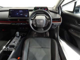 革巻きステアリングで快適な操作性の運転席です。