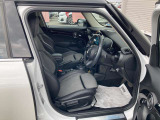 サポートのきいたスポーツシートですので、長時間の運転でも快適にお過ごしいただけます。