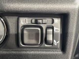 【電動格納ミラー】サイドミラーは電動格納式となっており、狭い駐車場でもキズがつくリスクを抑えられます。