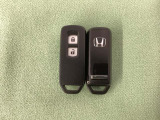 スマートキーを装備しています。鍵を差し込むことなくドアロックの開け閉めと、スタートボタン操作でのエンジンスタートができます。スペアキーも同じものを用意しております。