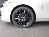 18インチ純正アルミホイールを装備。タイヤサイズは215/45R18となります。