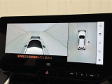 【パノラミックビューモニター】車を真上から見た状態をナビに映し出し、駐車時などをサポート☆クルマの斜め後ろなど、目が届きにくい箇所も確認できるため、いち早く障害物に気が付くことができます!