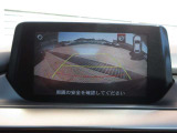 カラーで後方映像をモニターに映し出してくれるので、ショッピングモールのような狭い駐車場であったとしても障害物を見つけ、楽々駐車することができますね。