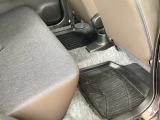 ゴムマットを装備しており、汚れに強くお手入れも簡単。雨の日やアウトドア利用でも車内を清潔に保てます。