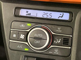 【オートエアコン】一度お好みの温度に設定すれば、車内の温度を検知し風量や温度を自動で調整。暑い&hellip;寒い&hellip;と何度もスイッチ操作をする必要はありません。快適な車内空間には必須の機能ですね♪