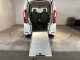 スロープにより車いすのままで乗り降りできます。車いすをご利用の方の移動をサポートするとともに、介護する方の負担を軽減します。