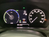 ハイブリット車専用のメーターです。右側の大型スピードメーターに加え、ステアリングスイッチを使って中央のマルチインフォメーション・ディスプレイで燃費や動力伝達などの情報が見れるようになっています。