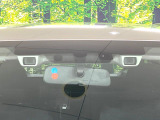 【アイサイトVer3】前方の車両等を検知し、衝突しそうな時は警報で注意を促し、ブレーキを踏む力をサポート。ブレーキを踏めなかった場合は衝突被害軽減ブレーキが作動、衝突回避をサポートします。