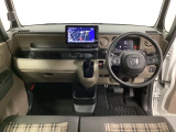 車内は光触媒抗菌消臭施工済です。スタイリッシュなデザインで暖かみのあるインパネ周りを演出します。グローブボックスやカップホルダーのほかにトレーなどたくさんの収納スペースが装備されています。