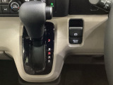 CVT車のセレクトレバーです。低速から高速まで、変速ショックのないスムーズな走りと、エンジン効率のよい領域を維持して燃費にも貢献します。サイドブレーキはスイッチ操作の電子制御パーキングブレーキです。