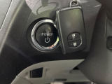 【スマートキー】カバンやポケットに入れたままでもドアの施錠・解錠が可能なスマートキーを装備。エンジンのオン・オフ時もカギを取り出す必要が無いからとっても便利です♪