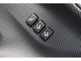 運転席シートポジションメモリーはあらかじめ登録しておいたシートポジションとともに、ドアミラーの角度を自動的に再現します。