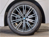 【BMWアロイホイル】軽量かつ強度に拘ったアロイホイル。走行性能ポテンシャルを引き出す設計。車の足元を引き締めてくれる大きなポイントはアロイホイルです。