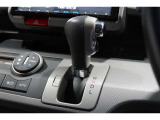 インパネシフトだから視線の移動も少なく足元もスッキリ♪運転席もゆったりしているのでゆとりを持ってドライブできますね!