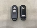 スマートキーを装備しています。鍵を差し込むことなくドアロックの開け閉めと、スタートボタン操作でのエンジンスタートができます。スペアキーも同じものを用意しております。