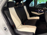 メルセデスのシートは少し硬めになっております。長時間の運転の際、適度な反発があることでお尻や腰の負担を減らす効果が御座います。