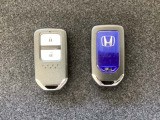 スマートキーを装備しています。鍵を差し込むことなくドアロックの開け閉めと、スタートボタン操作でのエンジンスタートができます。スペアキーも同じものを用意しております。