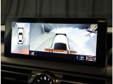パノラミックビューモニター。車両を上から見たような映像を表示。運転席から目視しにくい車両周囲の状況をリアルタイムで確認できます。