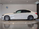 【拘りのFR】BMWが多く採用するFR車。ダイレクトでスポーティな加速感・シャープなハンドリングを実現。縦置きエンジンレイアウトにより、フラットで上質な乗り味です。