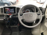 シンプルながら機能性あふれる運転席廻りです。視界性もよく、運転しやすいですよ。