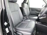 運転席は高さの調整も出来ます。