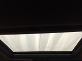 【サンルーフ】開放感たっぷりの希少装備、サンルーフが装着されています!車内に明かりを取り入れたり景色を楽しむ以外にも、車内の空気も簡単に換気できて快適です!