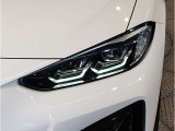 【LEDヘッドライト】先進のLEDテクノロジーを採用。放射される白色光の周波特性は太陽光に近く、バイキセノン・ヘッドライトを上回るコントラストで更に明るく輝きます!
