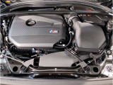 【BMWエンジン】革新的なガソリン・エンジン・テクノロジーによる高性能かつ高効率。レスポンスの良いパワーを発揮。常にスムーズな吸気を実現しアクセル開度にダイレクトに反応しドライビングを楽しく演出。