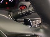 ステアリングホイール・後ろの減速セレクターは、左右に取り付けられた2つのパドルスイッチで減速の強さを調整。 左側の「-」を操作すると減速を強く、右側の「+」を操作すると減速を弱くすることができます。