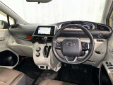 運転席まわりです。 各操作スイッチは使いやすい位置に配置されてます。