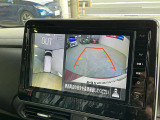 空から見たような映像で駐車ができるアラウンドビューモニター。ひと目でわかるセンサーに前後の衝突被害軽減ブレーキ付き。