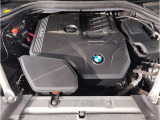 【BMWエンジン】革新的なガソリン・エンジン・テクノロジーによる高性能かつ高効率。レスポンスの良いパワーを発揮。常にスムーズな吸気を実現しアクセル開度にダイレクトに反応しドライビングを楽しく演出。