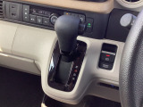 インパネシフトだから視線の移動も少なく足元もスッキリ♪運転席もゆったりしているのでゆとりを持ってドライブできますね!